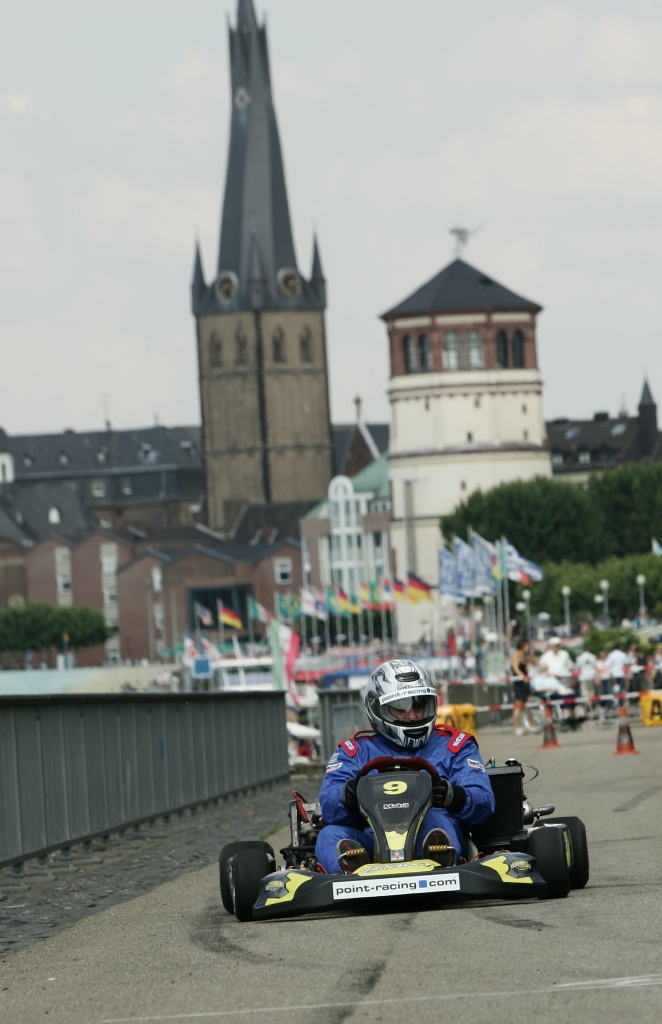Manfred Grunwald beim Kartrennen vor der Düsseldorfer Altstadtkulisse